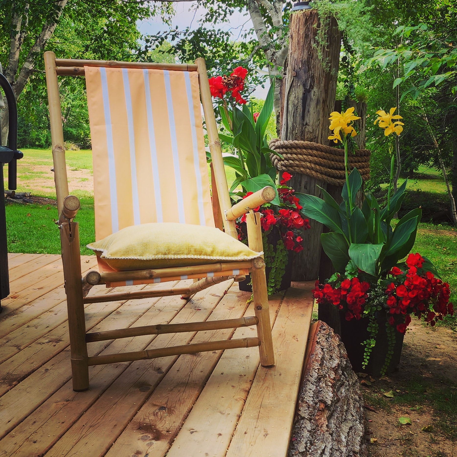 Chaise de terrasse en bambou entourée de fleurs